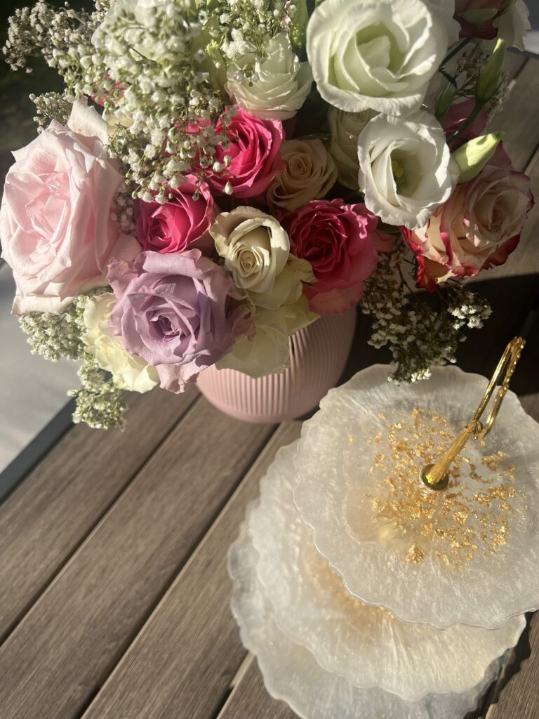 gold-weisses Etagere mit Blumen