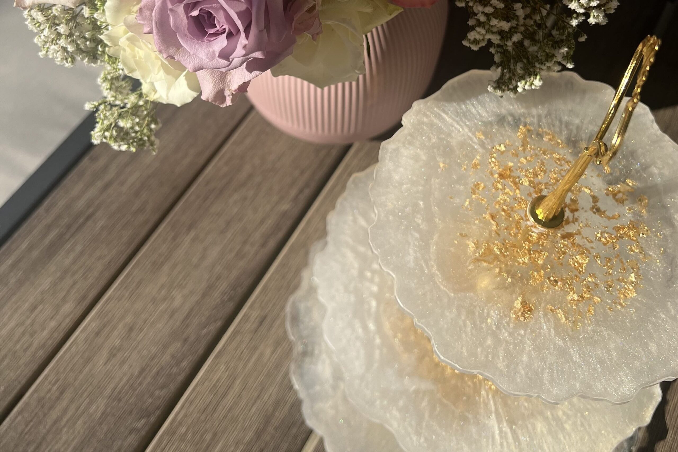 gold-weisses Etagere mit Blumen