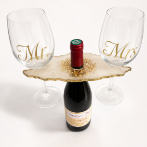 Epoxy Weinhalterung mit einem Rotwein und zwei Weingläser