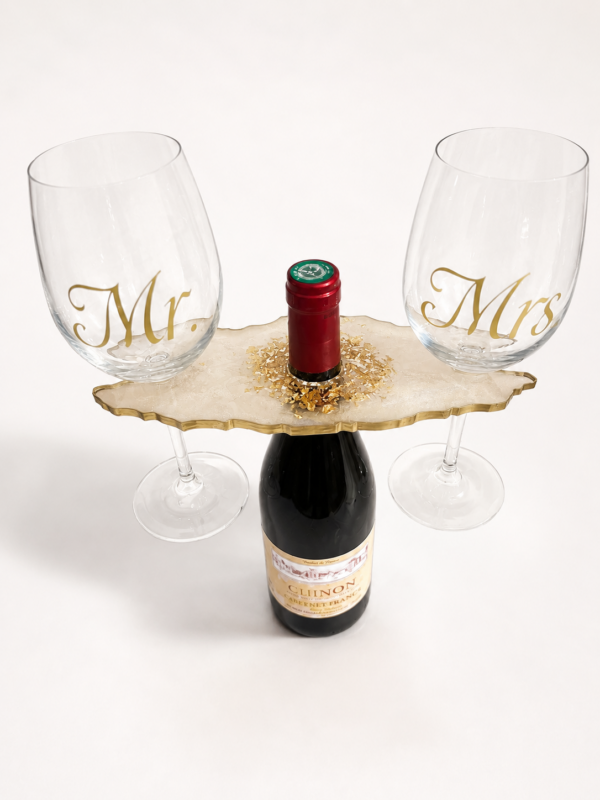 Epoxy Weinhalterung mit einem Rotwein und zwei Weingläser