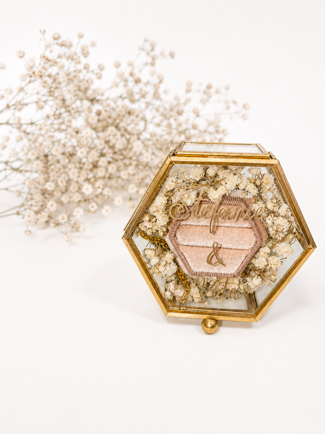 Goldene Ringbox mit Trockenblumen und Samtschachtel