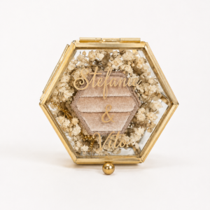 Goldene Ringbox mit Trockenblumen und Samtschachtel