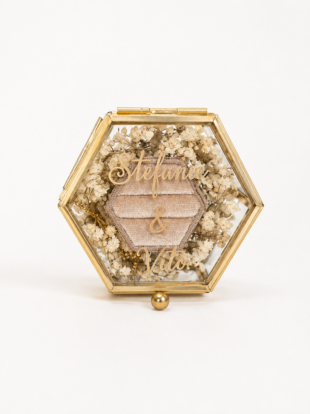 Goldene Ringbox mit Trockenblumen und Samtschachtel
