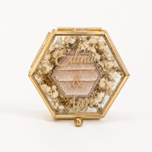 Goldene Ringbox mit Trockenblumen und Samtschachtel