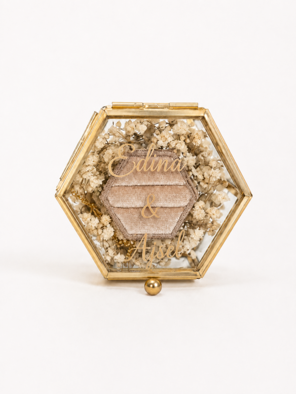 Goldene Ringbox mit Trockenblumen und Samtschachtel